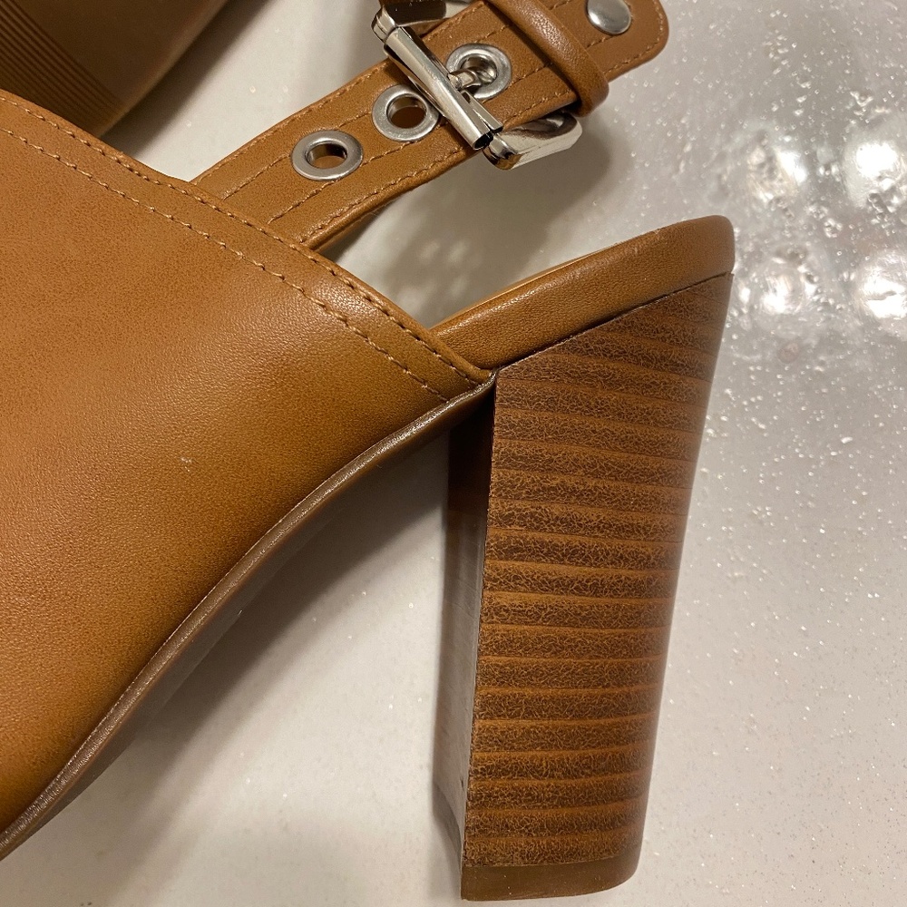 Le Chateau Shoes - Picture 4 of 6
